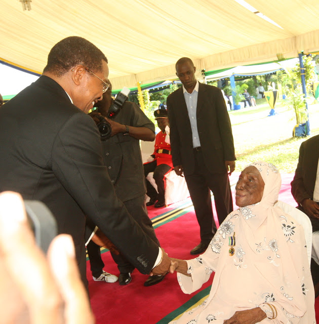 Bi Kidede akimpongeza kwa kupewa nishani hiyo