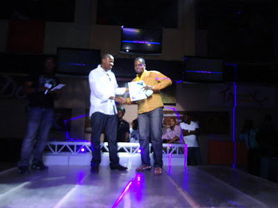 Akipokea tuzo yake ya Best actor kutoka kwa Mr.Danny wa ZIFF